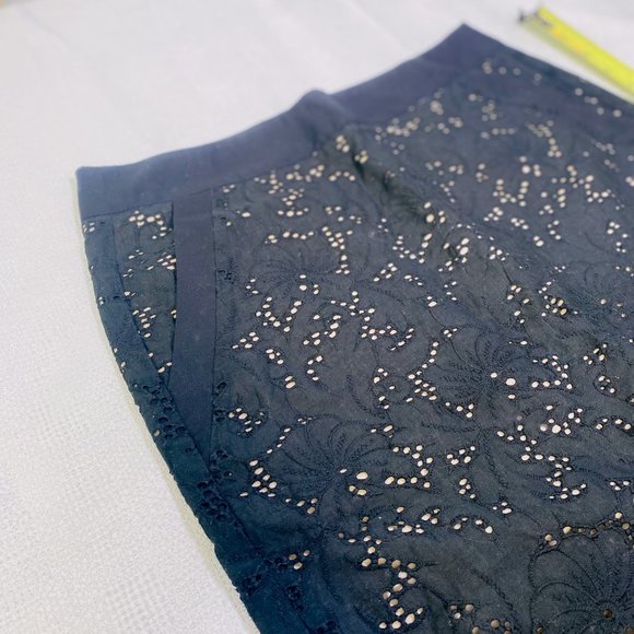 Eyelet Lace Black Pencil Skirt with Pockets EUC Midi Ann Taylor Brand - Picture 8 of 13